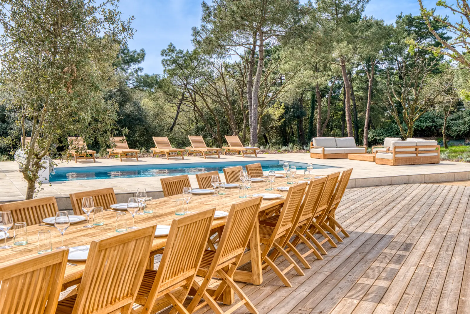 conciergerie clefs de l ocean location de villas 15 personnes piscine vendee 85 villa belvedere brem sur mer 85470  terrasse table 16 personnes 05