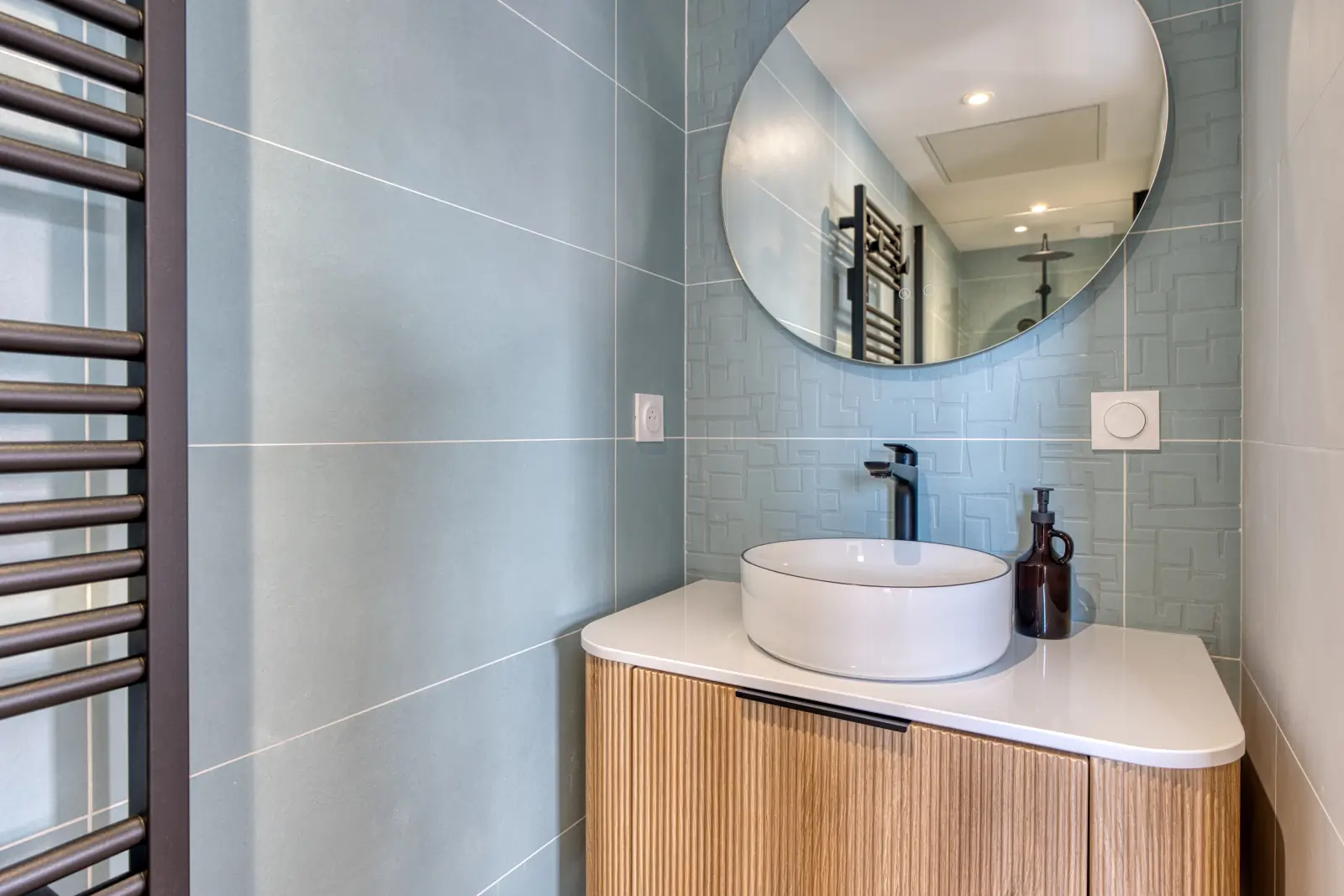 conciergerie clefs de l ocean location de villas 4 6 personnes jacuzzi vendee maison bains de mer saint gilles croix de vie 85800 salle de bain etage 02