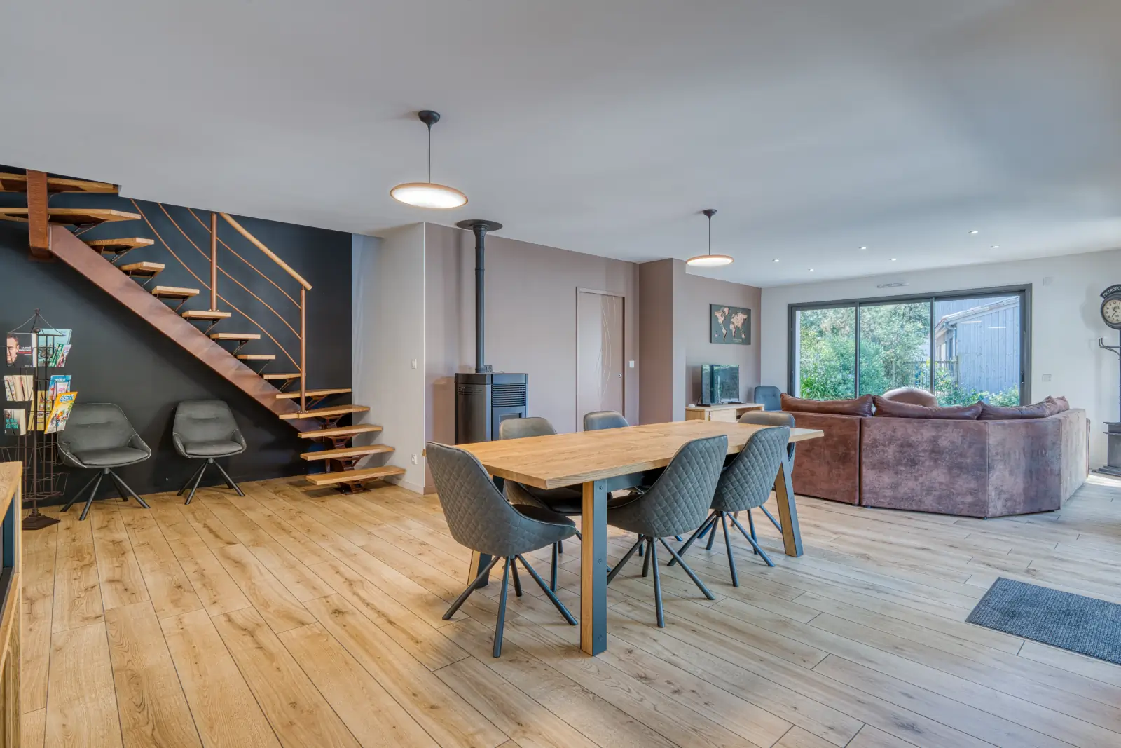conciergerie clefs de l ocean location de villas vendee 85 villa des dunes brem bretignolles sur mer 85470  espace repas table 6 a 8 personnes 01