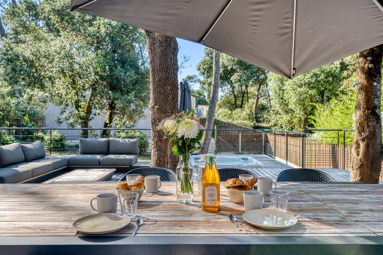 conciergerie clefs de l ocean location de villas vendee 85 villa des dunes brem bretignolles sur mer 85470  terrasse table 8 pers mange debout 6 pers salon jardin jacuzzi 01