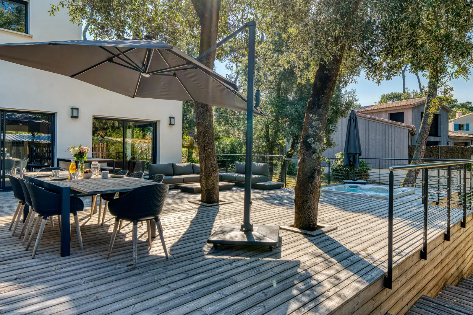 conciergerie clefs de l ocean location de villas vendee 85 villa des dunes brem bretignolles sur mer 85470  terrasse table 8 pers mange debout 6 pers salon jardin jacuzzi 02