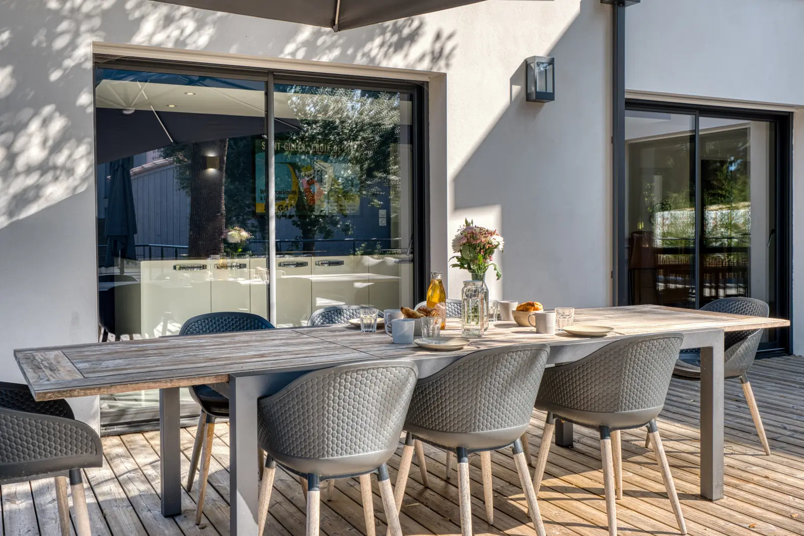 conciergerie clefs de l ocean location de villas vendee 85 villa des dunes brem bretignolles sur mer 85470  terrasse table 8 pers mange debout 6 pers salon jardin jacuzzi 03