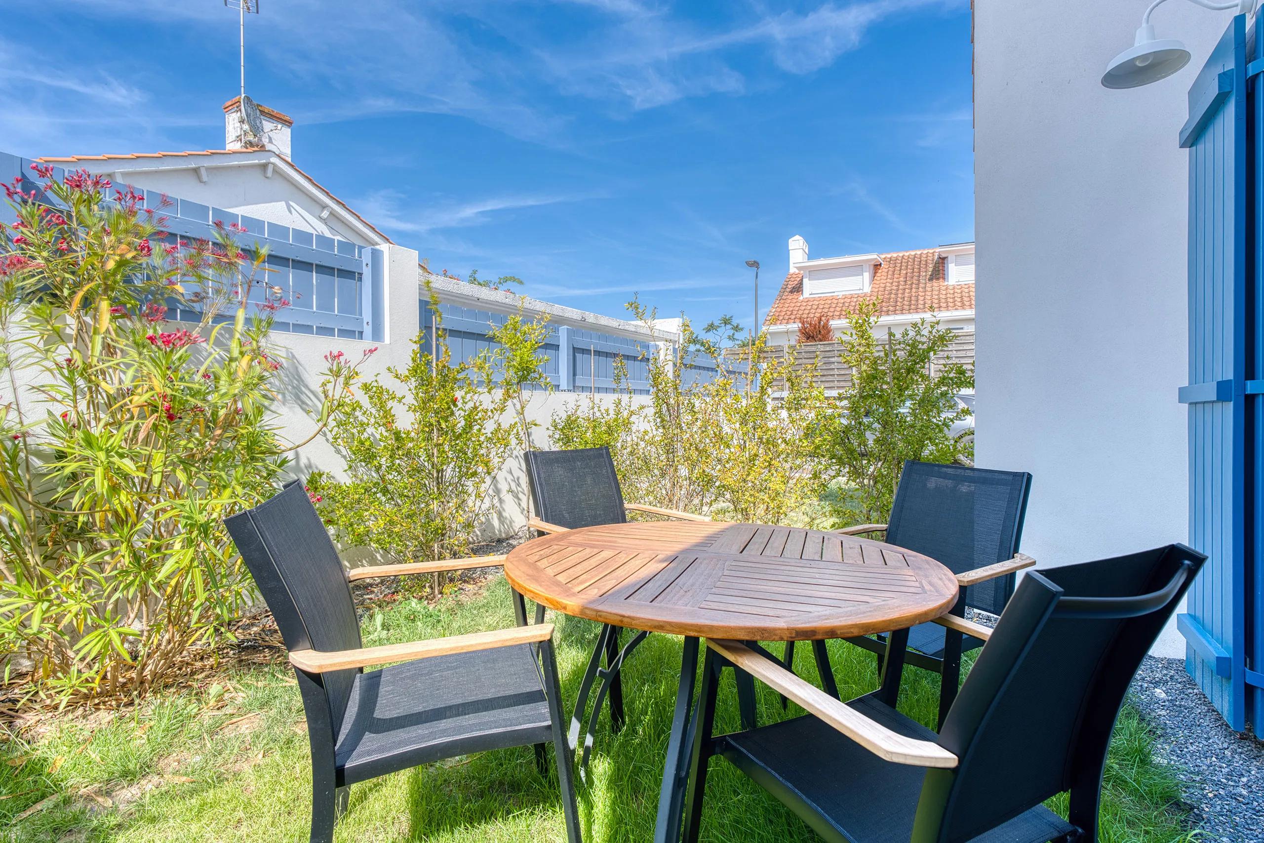 Espace extérieur villa bains de mer le cocon à saint gilles croix de vie