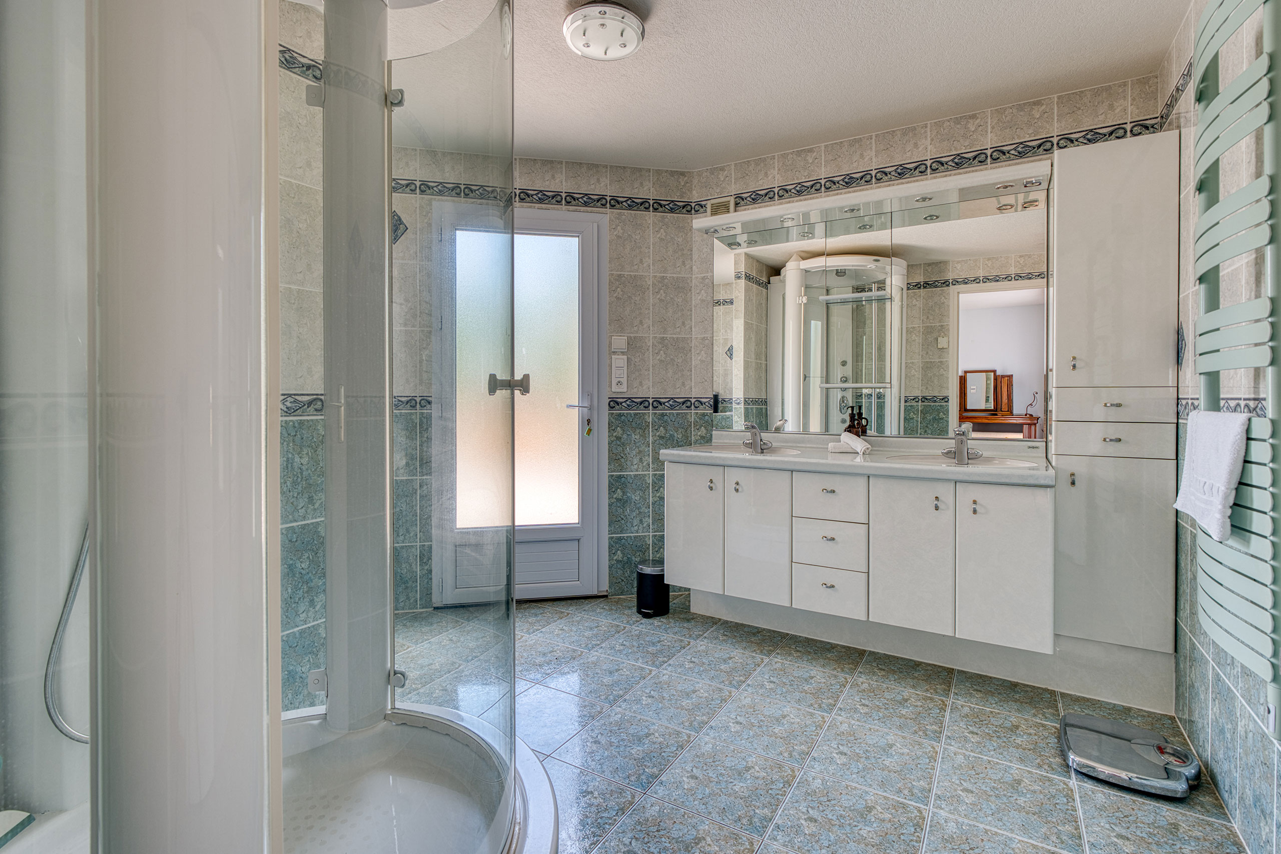 salle de douche villa haut de gamme brem sur mer