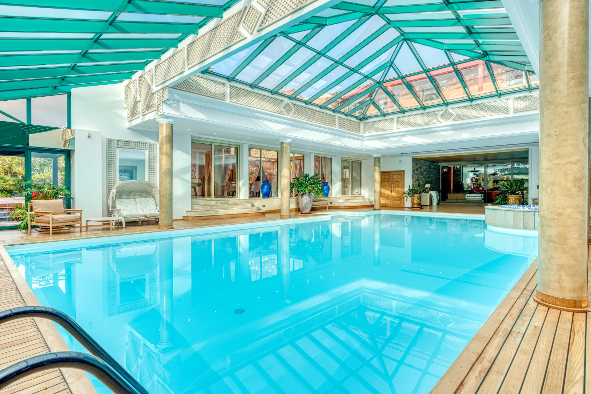 Piscine intérieure chauffée & Sécurisée pour les enfants