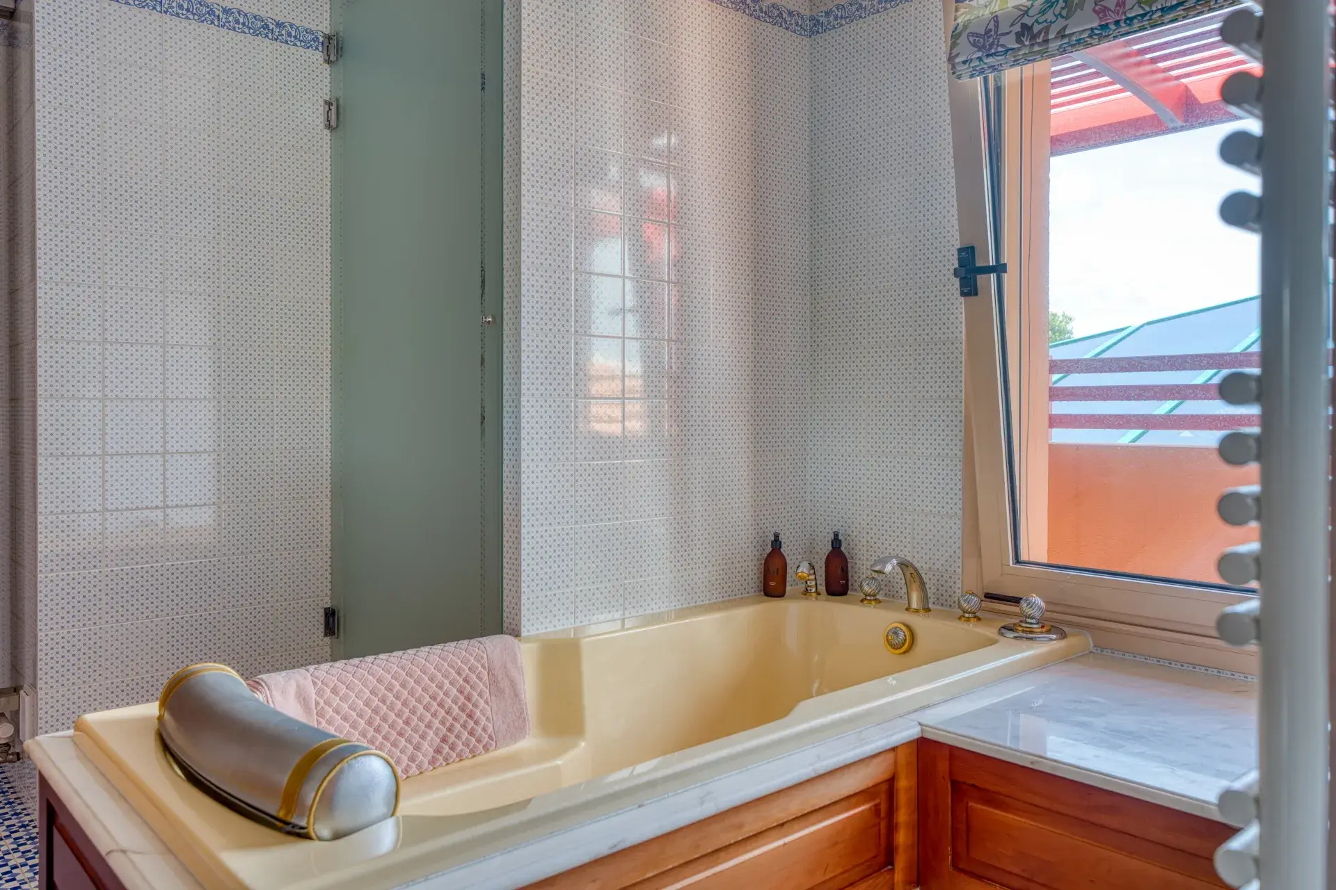 conciergerie clefs de l ocean location villa vendee 85 bord de mer casa luciana talmont saint hilaire cayola sables d olonne salle de bains partagee 2 douche baignoire vue ciel 01