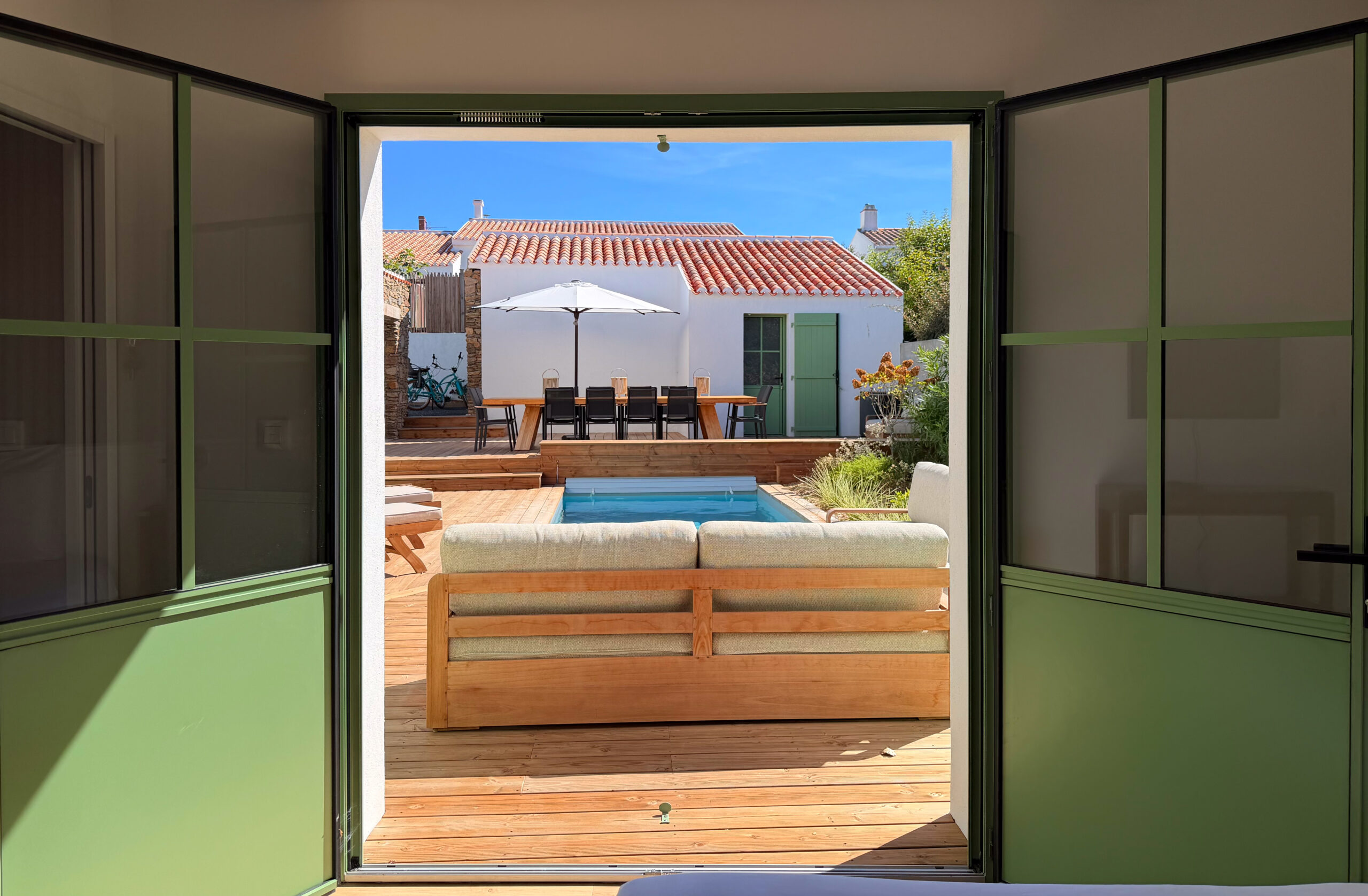 La vue sur l'extérieur de la suite parentale de la Villa Ker Tesson en Vendée