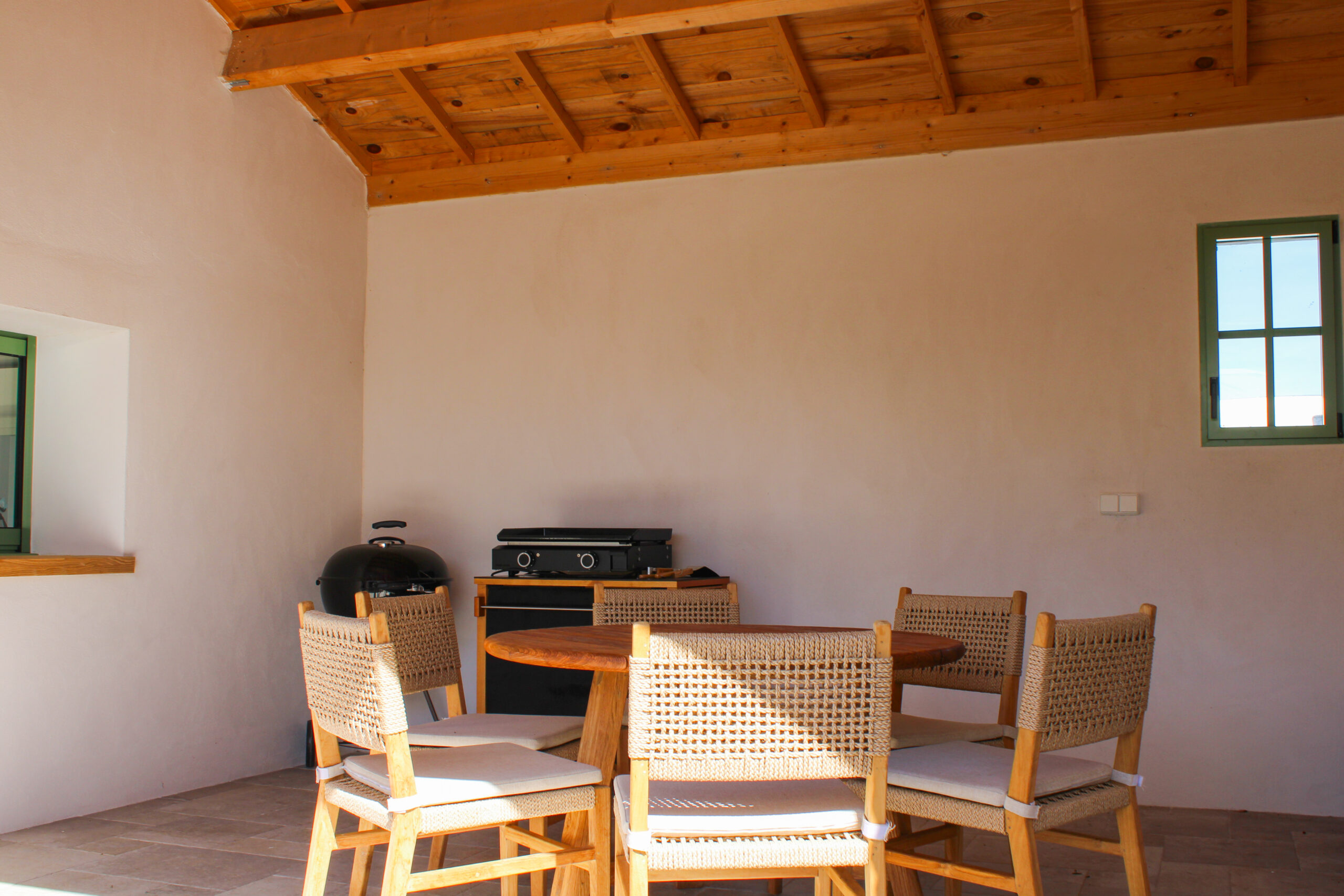 Un patio avec de quoi faire une barbecue à la Villa Ker Tesson en vendée