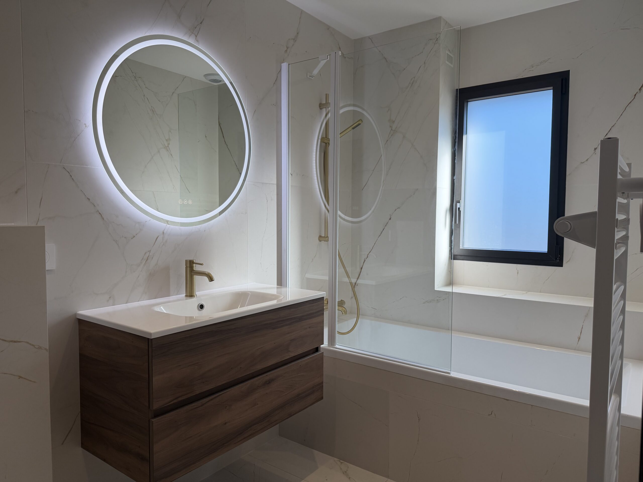La salle de bain de l'étage de la villa Pinède des Clefs de l'Océan à Brétignolles sur Mer pour un séjour en famille ou entre amis